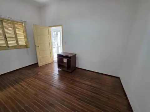 Caseros: Tipo Casa en Alquiler de 2 Ambientes con Patio Propio por Pasillo Al Fondo F: 10855