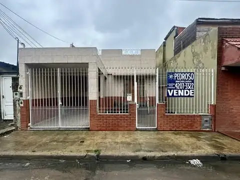 CASA DE AMBIENTES CON PATIO Y GARAGE CUBIERTO