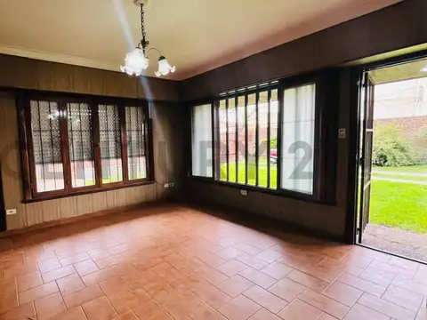 Casa en Alquiler con 2 cocheras