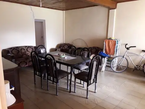Casa 4 ambientes con 2 baños