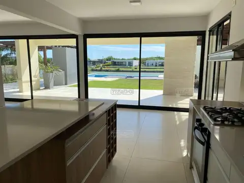 Casa 5 ambientes con 3 baños