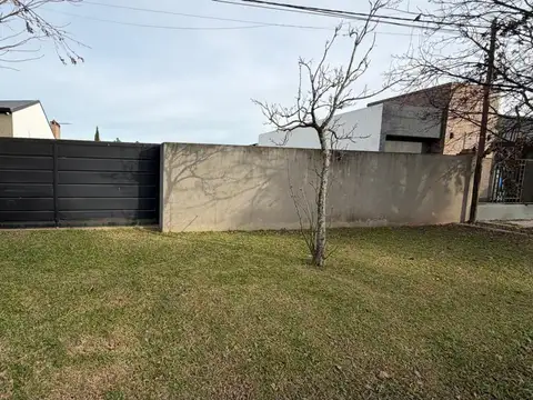 VENTA TERRENO B. Las Moras, 675 M2 con Mejoras.