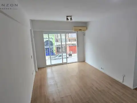 Hidalgo 1000 Departamento  3 ambientes con balcon corrido al frente a metros del Parque Centenario