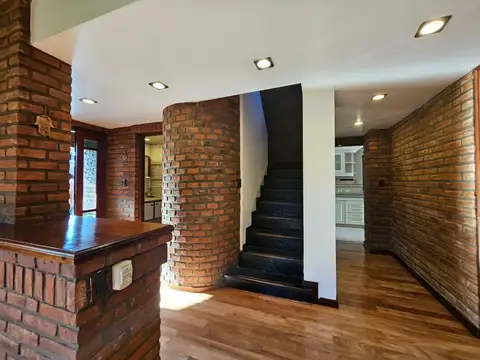 Casa 5 ambientes con 4 baños