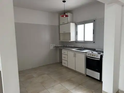 Alquiler departamento 3 ambientes al frente en Caseros centro, opcional Cochera