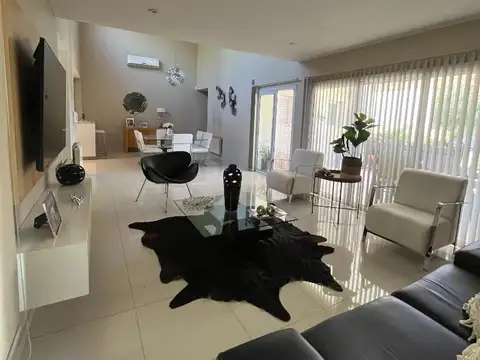 Casa en Alquiler con 1 cochera