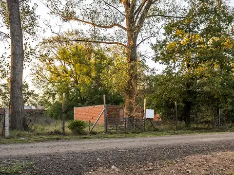 RETASADO  Triple lote con importante arboleda  y construcción a terminar.