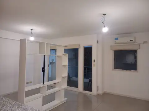 Caballito: Boyaca al 300. Monoambiente y medio con división, cocina integrada completa con barra divisoria, baño completo. aire acondicionado, balcón con piso deck. A metros de Av Avellaneda