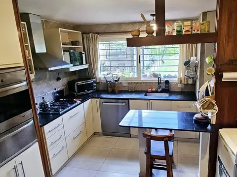 Casa en Alquiler con 2 cocheras