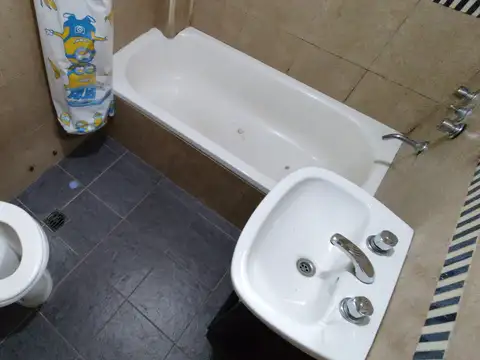Depto Tipo Casa en Alquiler en Sarandi, $ 410.000