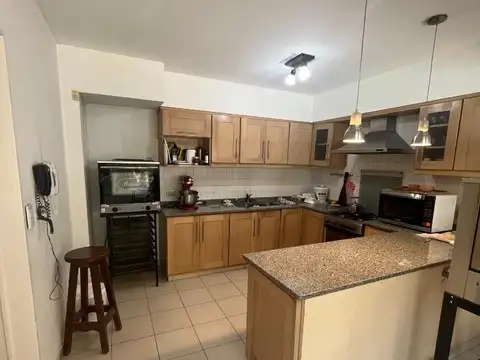 Adrogue casa en venta muy buena construcción sobre gran lote