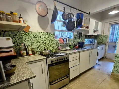 Chalet , 5 ambientes luminosos, galería, parrilla y jardín super amplio, cercanía a Estación Tren.