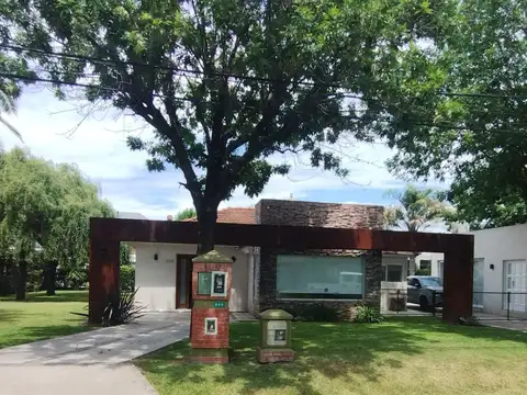 Casa en Venta con 3 cocheras
