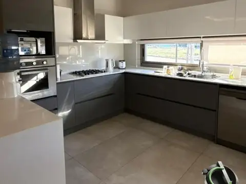 Casa 6 ambientes con 2 baños