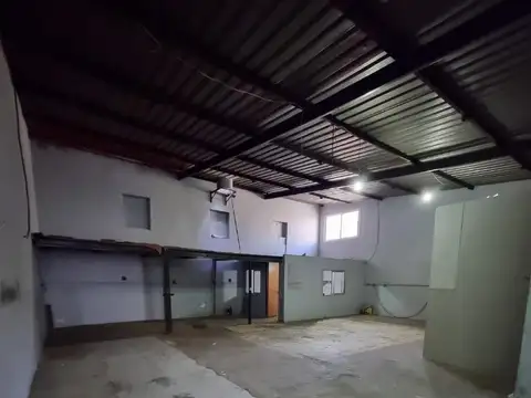 Galpón al cotrafrente de 119 mts.2 con entrada para vehículo