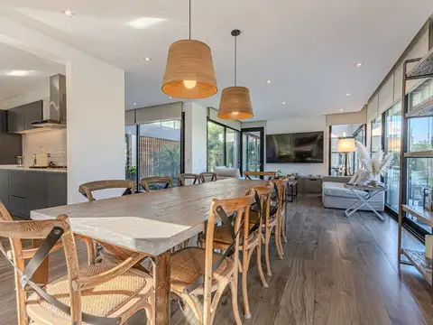 Casa en venta 7 ambientes a nuevo en Terralagos