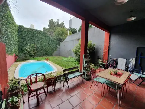 CASA EN 2 PLANTAS DE 6 AMBIENTES - PARQUE - PILETA -TERRAZA - PATIO - GALERIA - ZONA PLAZA IRLANDA