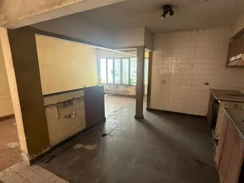 Casa 12 ambientes con 2 baños