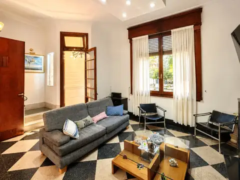 Casa 9 ambientes con 3 baños