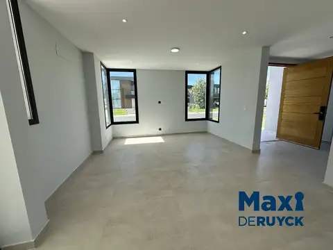 Casa 4 ambientes con 3 baños