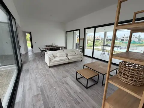 Casa en Venta con 4 cocheras
