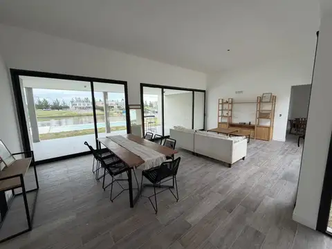 Casa en venta en Barrio Naútico El Naudir al río