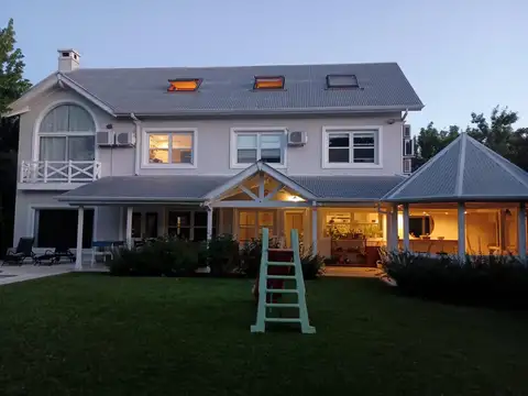 Casa 7 ambientes con 2 baños