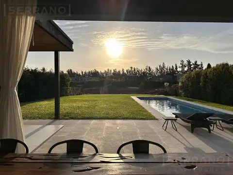 JBI. Casa en alquiler temporal de 7 ambientes con pileta y vista al lago en La Comarca, General Pacheco Tigre