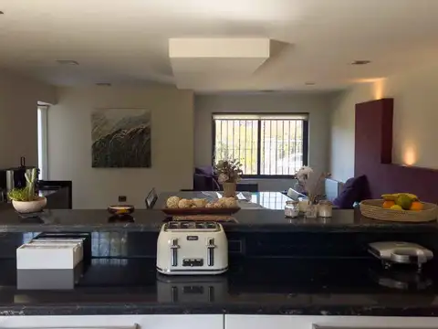 Casa 6 ambientes con 4 baños