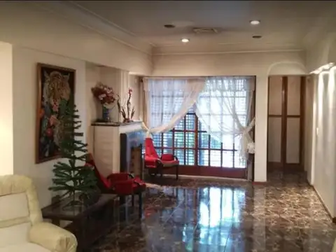 Casa 5 ambientes con 4 baños
