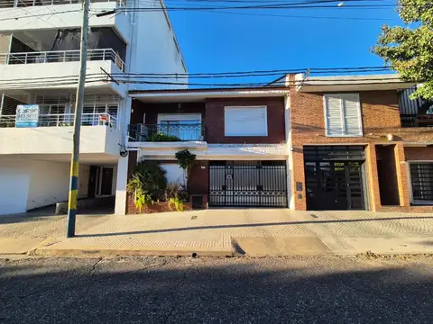VENTA CASA 4 DORMITORIOS, COCHERA Y PATIO