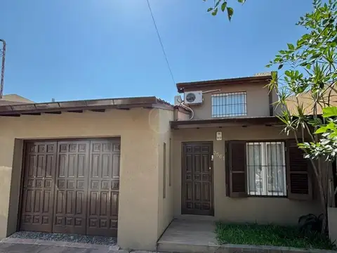 Casa Chalet 4 ambientes en Venta con quincho y pileta en Villa Ballester