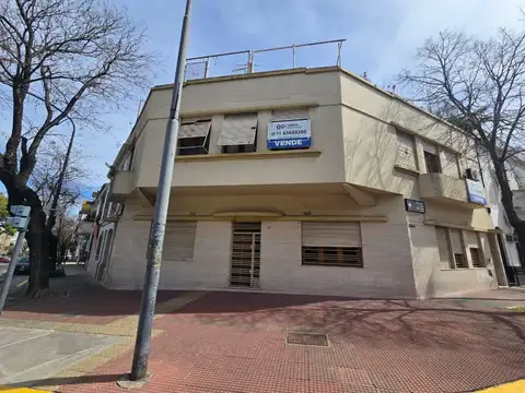 Casa en lote propio en venta en esquina Parque Patricios