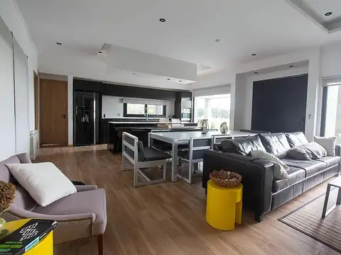 Casa de 6 ambientes en venta en Villa María, con amplio jardín. Canning, Ezeiza.