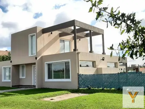 Casa en venta - 3 Dormitorios 3 Baños - Canning