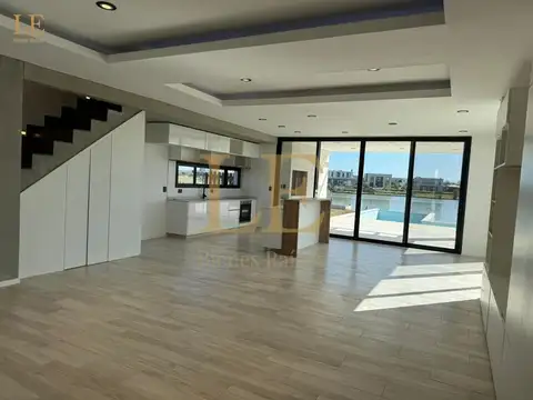 Casa en Venta con 5 cocheras