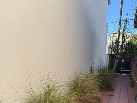 Excelente ubicación, próximo Plaza, 2 dorm, 2 baños, patio. 120 m2 cub