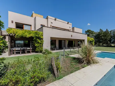 Venta de casa en Barrio de Chacras Laguna Vitel | 4 dormitorios |Vista a la laguna.