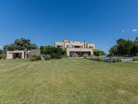 Casa en Venta con 2 cocheras