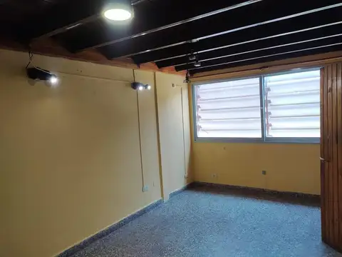 Oficina 5 ambientes con 1 baño