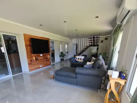 Casa 6 ambientes con 4 baños