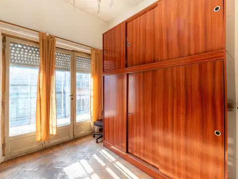 Casa 8 ambientes con 2 baños