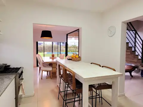 Casa 4 ambientes con 3 baños