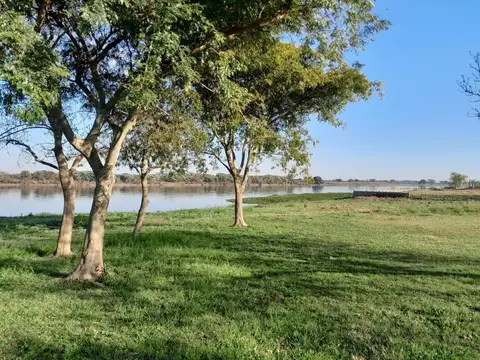 VENDO TERRENO ÚNICO SOBRE EL RÍO CORRIENTE EN ESQUINA!