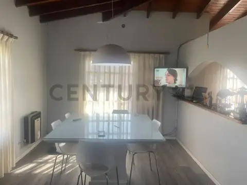 Casa de 2 Dormitorios con Cochera en Venta