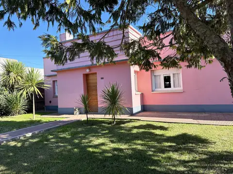 ¿Estás buscando una casa céntrica y acogedora con todos los servicios en Roque Pérez?, Homero Fernandez al 300