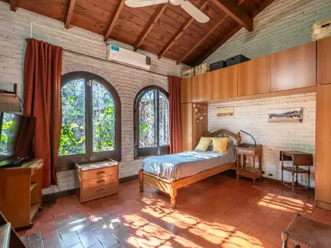 VENTA CASA UNA PLANTA 5 AMB, CON JARDÍN, PILETA, QUINCHO  Y COCHERA EN  SAN ISIDRO
