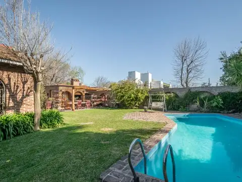 Casa en Venta con 2 cocheras