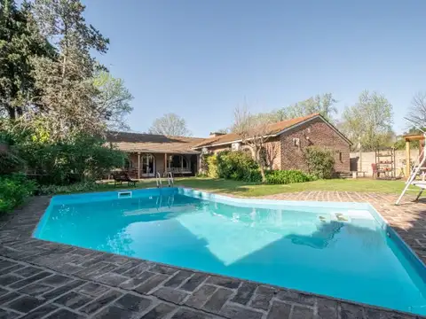 VENTA CASA UNA PLANTA 5 AMB, CON JARDÍN, PILETA, QUINCHO  Y COCHERA EN  SAN ISIDRO