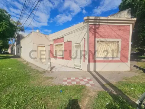 Casa de 2 dormitorios y cochera en barrio Bella Vista